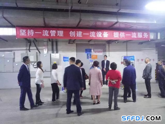 花果園物業開展"設備機房開放日"活動： 業主走進"機房重地"