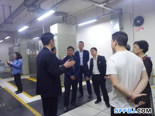 花果園物業開展"設備機房開放日"活動： 業主走進"機房重地"