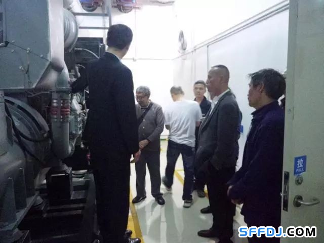 花果園物業開展"設備機房開放日"活動： 業主走進"機房重地"