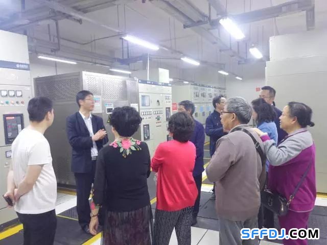 花果園物業開展"設備機房開放日"活動： 業主走進"機房重地"