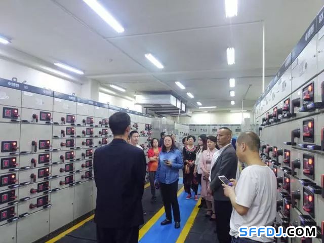 花果園物業開展"設備機房開放日"活動： 業主走進"機房重地"